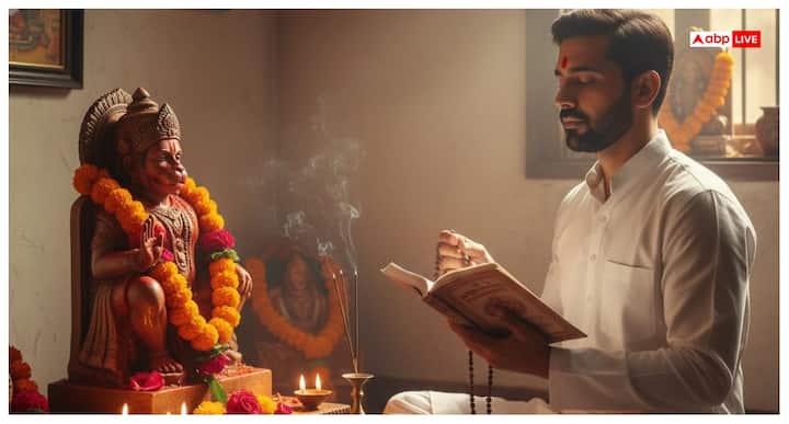 शास्त्रों में कहा गया है कि सुबह स्नान करने के बाद हनुमान जी की पूजा करें. उन्हें सिंदूर, चमेली के तेल का चोला चढ़ाएं, मंदिर में जाकर हनुमान चालीसा या सुंदरकांड का पाठ करें. इससे जीवन में सुख, समृद्धि और शांति आती है.