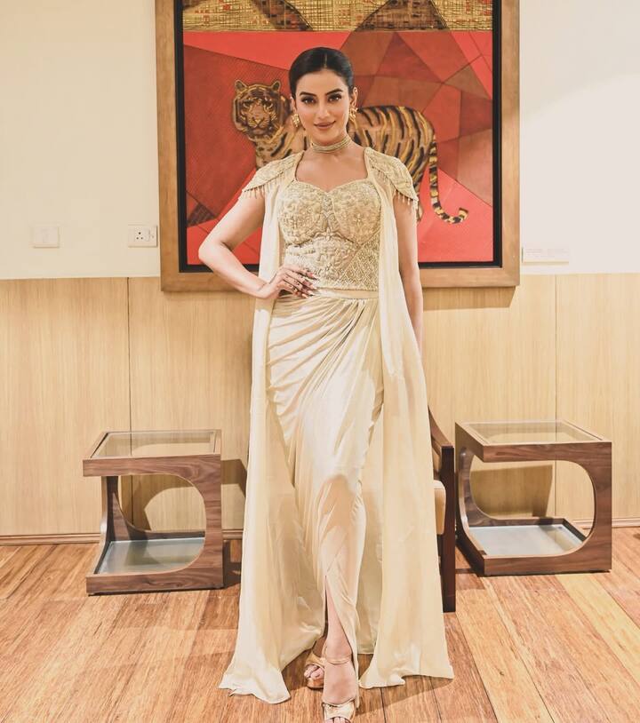 ज्वेलरी के मामले में अक्षरा ने सिंपल लेकिन क्लासी स्टाइल चुना है. उन्होंने गोल्डन चोकर नेकलेस और छोटे ईयरिंग्स पहने हैं जो आउटफिट के साथ पूरी तरह मैच खाते हैं. उनके हाथों पर लगी मेहंदी डिज़ाइन फेस्टिव फील को और बढ़ा देती है, जो करवा चौथ के मौके पर बिल्कुल परफेक्ट लगती है.