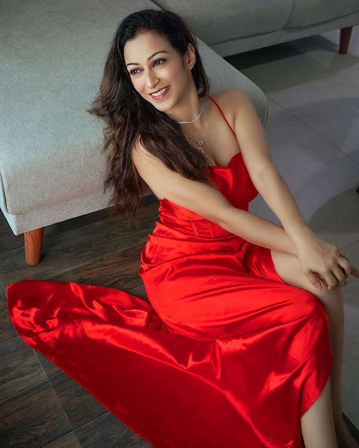 Sunayna looks very glamorous and confident in this red gown. His look with satal makeup and open hair looks quite stylish.