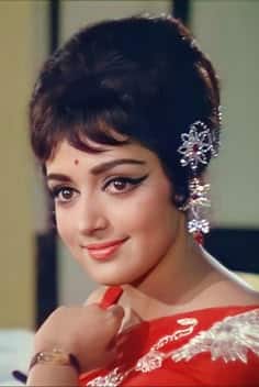 हेमा मालिनी पर शोले में ठाकुर की भूमिका निभाने वाले संजीव कुमार फिदा थे. दोनों ने एक साथ सीता-गीता फिल्म में काम किया था.