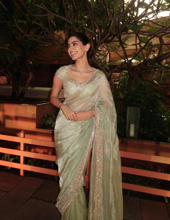 अंशुला की सगाई का ये जश्न कपूर फैमिली के लिए एक शानदार और यादगार शाम साबित हुआ. इस सेलिब्रेशन की हाइलाइट रही खुशी कपूर का साड़ी लुक जो एलीगेंस, ग्रेस और मॉडर्निटी का परफेक्ट कॉम्बिनेशन था.