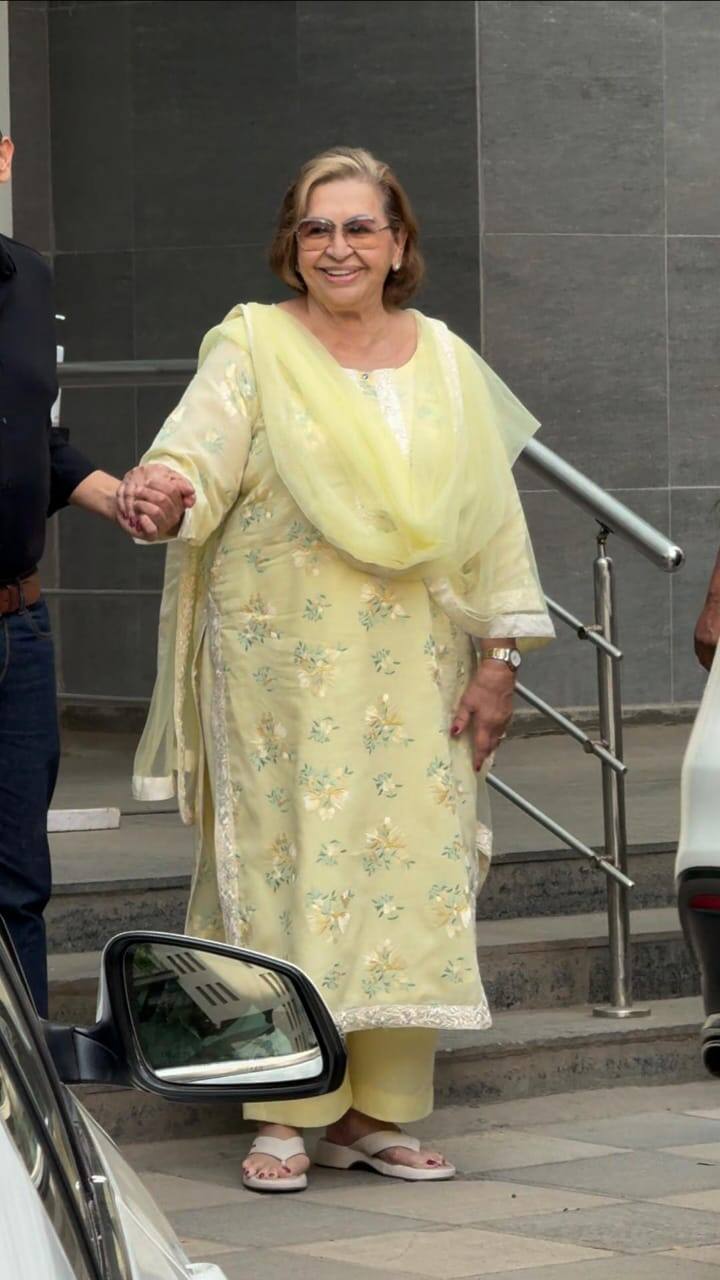 इसके अलावा हॉस्पिटल में अरबाज खान की सौतेली मां हेलेन भी अपनी पोती से मिलनी पहुंचीं. इस नन्ही परी के दुनिया में आते ही खान परिवार में खुशी का माहौल देखा जा सकता है.