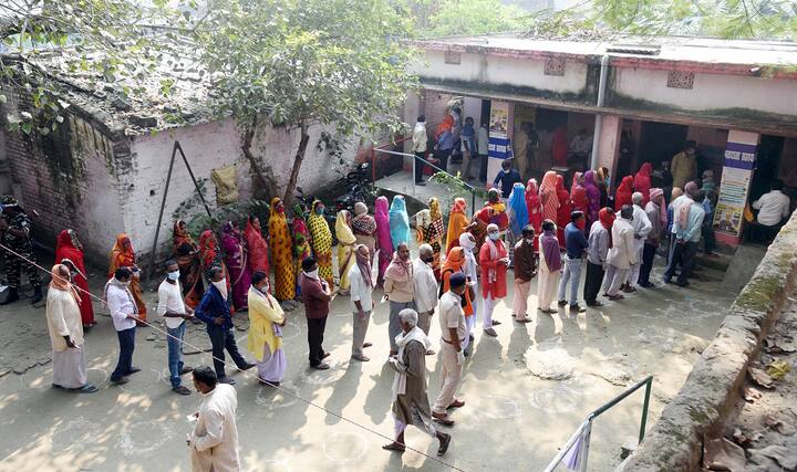 बिहार चुनाव के लिए 90712 पोलिंग स्टेशन पर वोटिंग होगी, जिसमें एक पोलिंग स्टेशन पर औसत वोटर्स की संख्या 818 है.