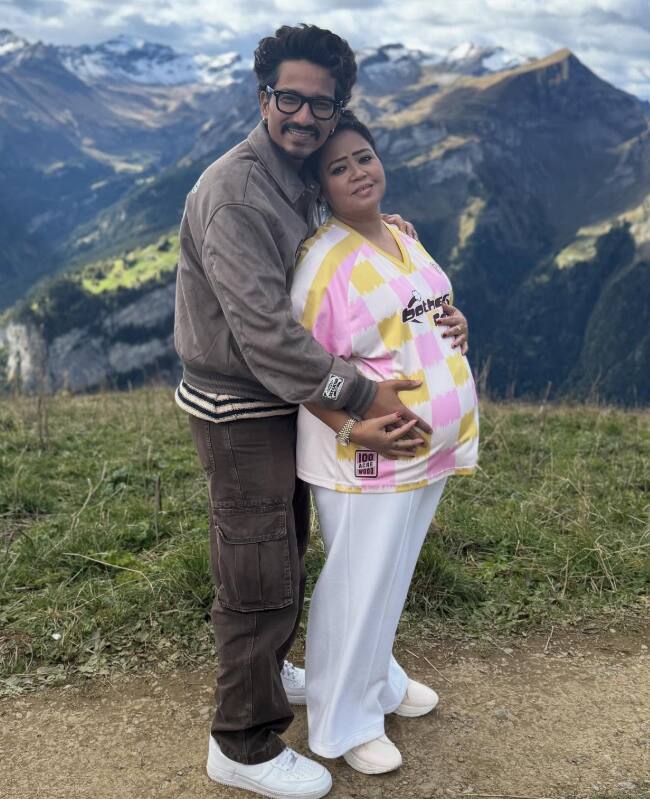 भारती सिंह ने फैंस के साथ अपनी दूसरी प्रेग्नेंसी की खुशखबरी शेयरए की. वे एक तस्वीर में पति के साथ रोमांटिक पोज देते हुए बेबी बंप फ्लॉन्ट करती दिख रही हैं.