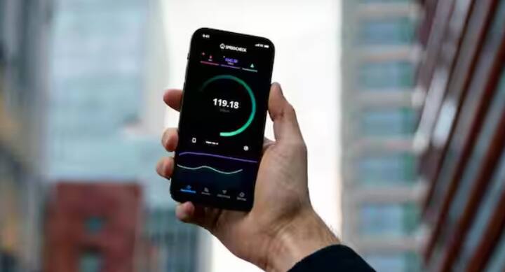 ડાઉનલોડ સ્પીડ (Mbps) દર્શાવે છે કે તમારા ડિવાઇસ સુધી ડેટા કેટલી ઝડપથી પહોંચી રહ્યો છે. આ વિડીયો સ્ટ્રીમિંગ, બ્રાઉઝિંગ અને ફાઇલ ડાઉનલોડ્સને અસર કરે છે. અપલોડ સ્પીડ (Mbps) દર્શાવે છે કે તમારું ડિવાઇસ ઇન્ટરનેટ પર કેટલી ઝડપથી ડેટા મોકલી રહ્યું છે. આ વિડીયો કોલ, ઓનલાઈન ગેમિંગ અને ક્લાઉડ પર ફાઇલો અપલોડ કરવાની પ્રક્રિયાને અસર કરે છે.