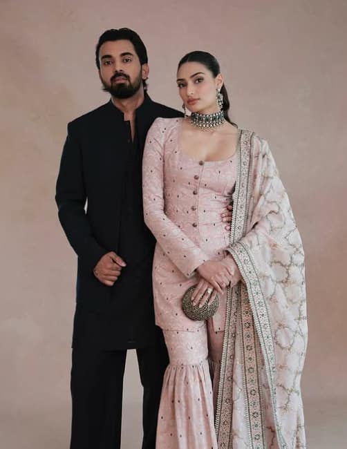 अथिया शेट्टी और केएल राहुल 24 मार्च 2025 को एक बेबी गर्ल के पेरेंट्स बने. उन्होंने इस खुशखबरी को इंस्टाग्राम पर शेयर की. उन्होंने अपनी बेटी का नाम इवारा रखा है.