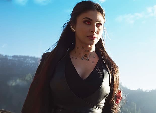 रणबीर कपूर, आलिया भट्ट और अमिताभ बच्चन की फिल्म 'ब्रह्मास्त्र' में मौनी रॉय ने ‘जुनून – क्वीन ऑफ डार्कनेस’ के रूप में अपनी मजबूत स्क्रीन प्रेजेंस, पावरफुल बॉडी लैंग्वेज और तीखे लुक्स से सबका ध्यान खींचा था. मौनी का यह एक्टिंग उन्हें हाल के समय की सबसे यादगार महिला  विलेन में से एक बनाता है.