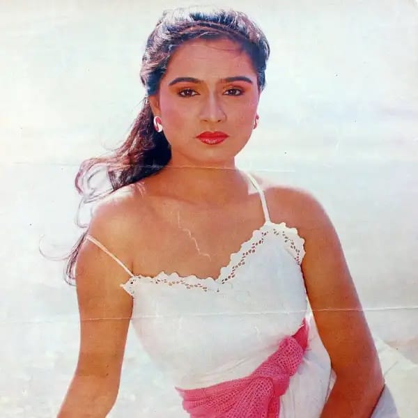 उस दौर में हर कोई पद्मिनी की एक झलक पाने के लिए बेकरार रहता था. उनकी तस्वीरों के पोस्टर दुकानों और टैक्सी की पीछे लगे नजर आते थे.