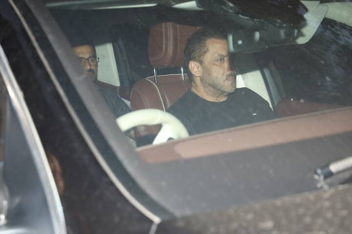 हिंदुजा हॉस्पिटल के बाहर सलमान खान को भी स्पॉट किया गया. कैजुअल आउटफिट में भाईजान भाभी शूरा खान और भतीजी से मिलने पहुंचे.