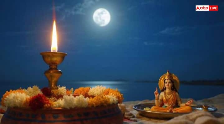 शरद पूर्णिमा पर आज रात ईशान कोण में मां लक्ष्मी की पूजा करें और दो घी के दीपक जलाकर मां लक्ष्मी के दाहिनी तरफ रखें.