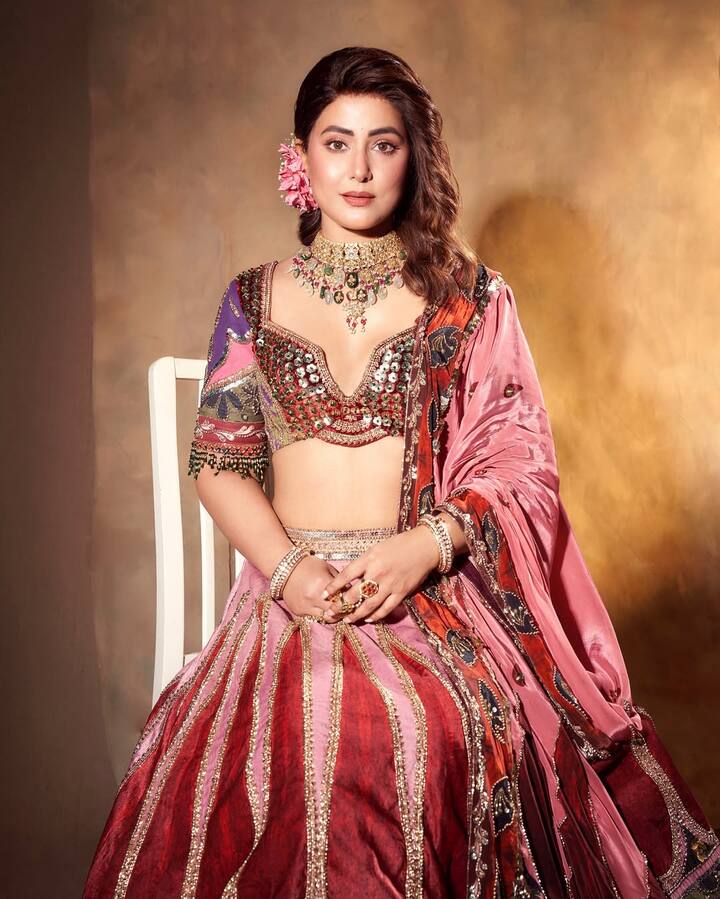 हिना खान ने अपना ये रॉयल लुक गले में कुंदन के बड़े से नेकलेस, कर्ली हेयरस्टाइल और उसमें गुलाब लगाकर पूरा किया है.