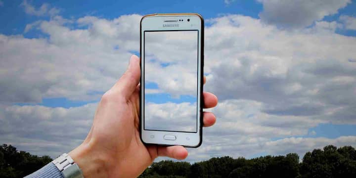 LCD यानी Liquid Crystal Display तकनीक लंबे समय से स्मार्टफोन और टीवी में इस्तेमाल होती आ रही है. LCD डिस्प्ले में बैकलाइट का इस्तेमाल होता है जो पूरे स्क्रीन को रोशन करता है. इसकी वजह से स्क्रीन पर कलर्स ज्यादा नेचुरल और संतुलित दिखाई देते हैं.