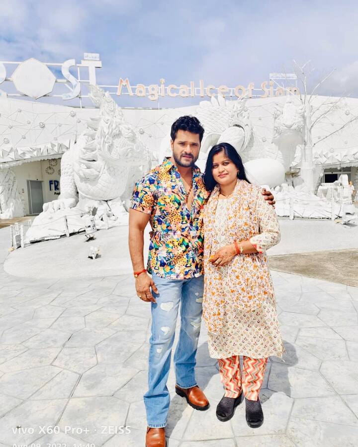 सूट हो या साड़ी, चंदा यादव काफी सिंपल तरीके से कैरी करती हैं. यहां भी इस प्रिंटेड सूट में वो काफी प्यारी दिख रही हैं.