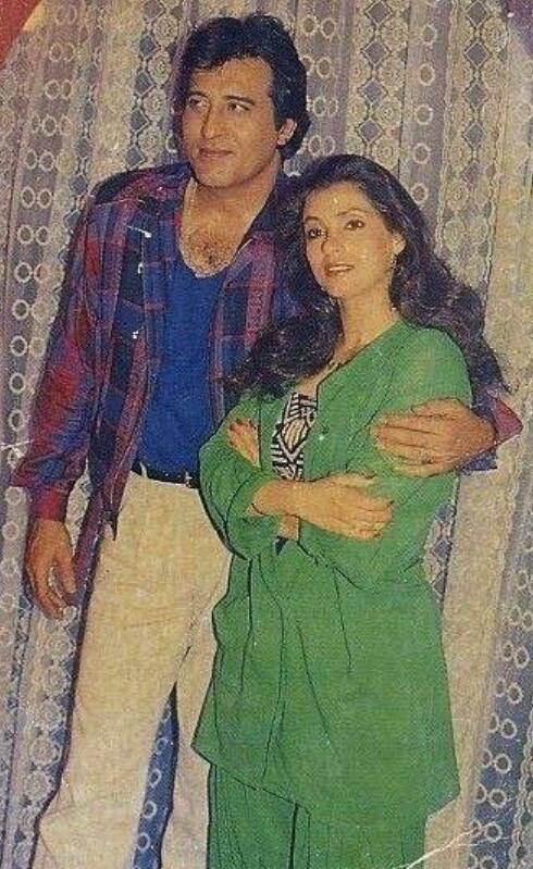 जब विनोद खन्ना ने इंडस्ट्री में कमबैक किया तो फिल्म प्रेम धर्म में वो डिंपल कपाड़िया के अपोजिट रोल में नजर आए थे.