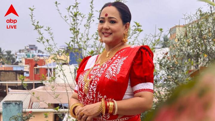 শেষে দোকানে যা কিছু অবশিষ্ট ছিল, তাই তিনি দেখাতে বলেন দোকানদারকে। সেখান থেকেই তিনি বেছে নেন এই গোলাপি ঘাগরা। শেষে তিনি মনে করেন,  মা লক্ষ্মীর ইচ্ছে এবার তিনি গোলাপি ঘাগরাতেই সাজবেন। সেই কারণে তিনি নিজেই বেছে দিয়েছেন এই ঘাগরা।