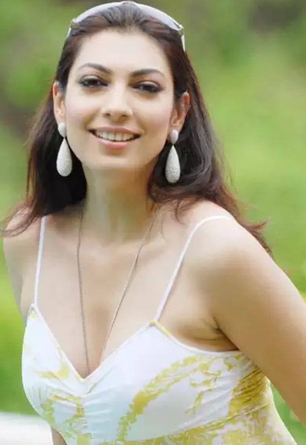 She says that 'When someone asks about my film career, I proudly say that I have done three flops and I am not ashamed of it. Perhaps Bollywood was not for me. Born on 7 October 1977, Yukta Mukhi may not have earned a name in Bollywood in his career, but his love for spirituality has been since the early days and even today he has retained it in his life.