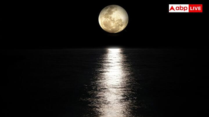 Karwa Chauth 2025: हिंदू धर्म के अलावा चांद बाकी धर्म में भी पूजनीय है. आज हम जानेंगे कि कैसे बाकी धर्म में चंद्रमा को पूजा जाता है. आइए जानते हैं.