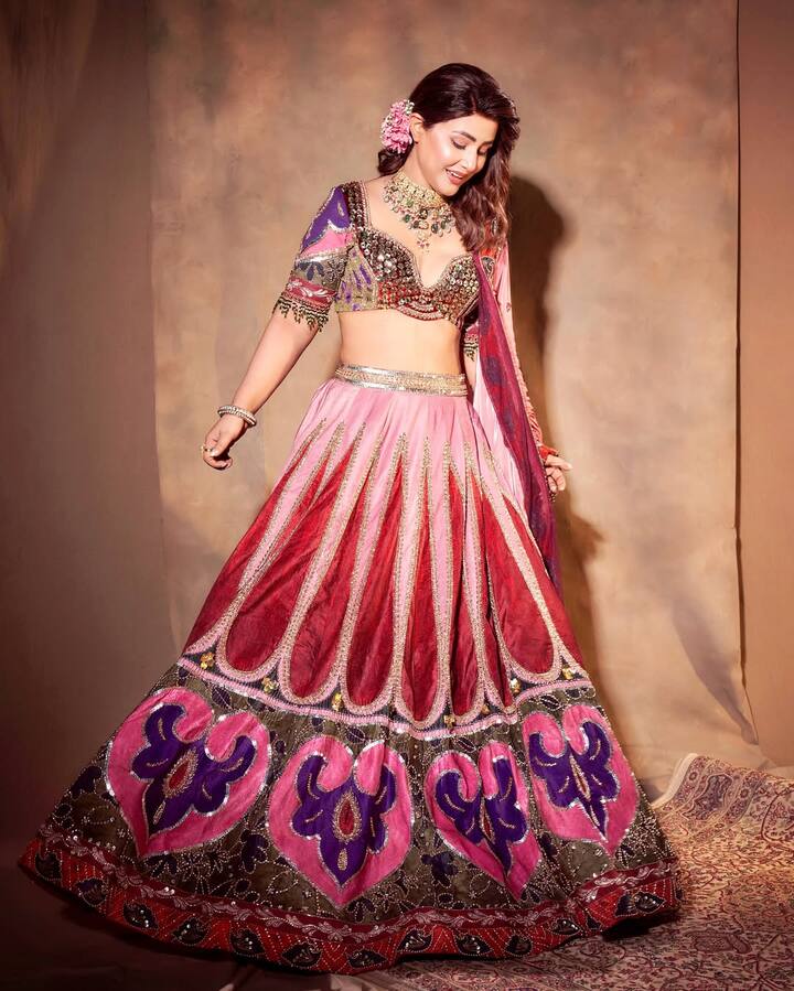 एक्ट्रेस ने इन तस्वीरों को शेयर करते हुए कैप्शन में लिखा, ‘शादी वाली फीलिंग..’ हिना की तस्वीरों पर अभी तक हजारों लाइक्स आ चुके हैं.