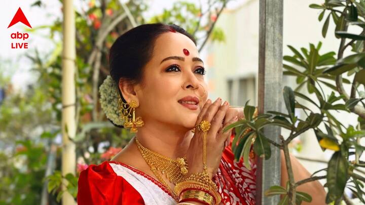 প্রত্যেক বছরই বাড়িতে ঘটা করে লক্ষ্মীপুজোর আয়োজন করেন অপরাজিতা আঢ্য (Aparajita Adhya)। অন্যথা হল না এই বছরেও। এই বছরেও নিজের হাতে লক্ষ্মীপ্রতিমা সাজানো থেকে শুরু করে যাবতীয় আয়োজন করলেন অপরাজিতা আঢ্য।