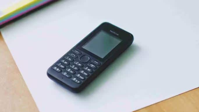 Itel 1112 ਇੱਕ ਬਹੁਤ ਹੀ ਕਿਫਾਇਤੀ ਅਤੇ ਸਧਾਰਨ ਫੋਨ ਹੈ ਜੋ ਕਾਲਿੰਗ ਅਤੇ ਮੈਸੇਜਿੰਗ ਲਈ ਤਿਆਰ ਕੀਤਾ ਗਿਆ ਹੈ। ਇਸਦੀ ਕੀਮਤ ਲਗਭਗ ₹900-₹950 ਹੈ। ਇਸ ਵਿੱਚ 1.8-ਇੰਚ ਡਿਸਪਲੇਅ ਅਤੇ 800 mAh ਬੈਟਰੀ ਹੈ। ਇਹ ਦੋ ਸਿਮ ਕਾਰਡਾਂ ਦਾ ਸਮਰਥਨ ਕਰਦਾ ਹੈ ਅਤੇ ਆਪਣੀ ਲੰਬੀ ਬੈਟਰੀ ਲਾਈਫ ਲਈ ਜਾਣਿਆ ਜਾਂਦਾ ਹੈ। ਬੁਨਿਆਦੀ ਵਿਸ਼ੇਸ਼ਤਾਵਾਂ ਦੇ ਨਾਲ, ਇਹ ਫੋਨ ਰੋਜ਼ਾਨਾ ਦੇ ਕੰਮਾਂ ਲਈ ਕਾਫ਼ੀ ਹੈ।