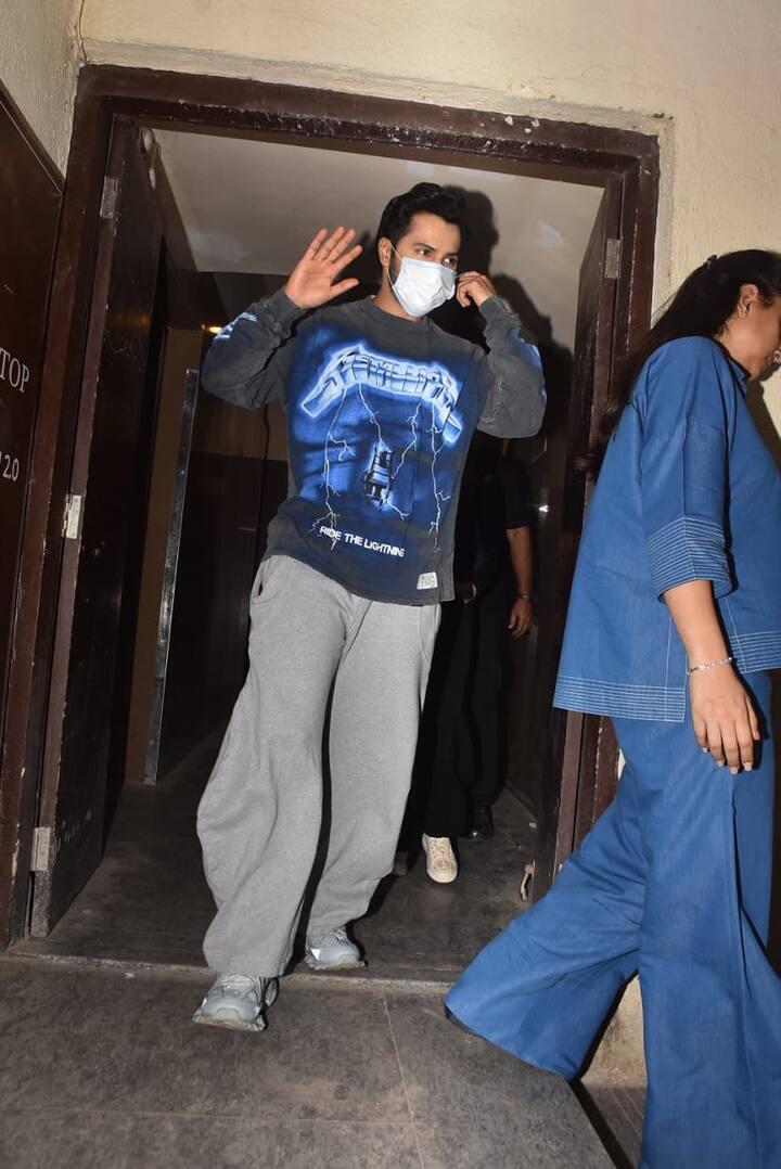 एक्टर वरुण धवन और उनकी पत्नी नताशा दलाल हाल ही में वरुण की नई फिल्म ‘सनी संस्कारी की तुलसी कुमारी’ की मूवी डेट नाइट पर स्पॉट किए गए. दोनों का लुक बेहद कूल और कैज़ुअल था, जो एक रिलैक्स्ड आउटिंग के लिए बिल्कुल परफेक्ट लग रहा था. इस मौके पर वरुण और नताशा ने कम्फर्ट को इंपोर्टेंस दी, और उनके आउटफिट्स में एक कोज़ी वाइब साफ नजर आ रही थी.