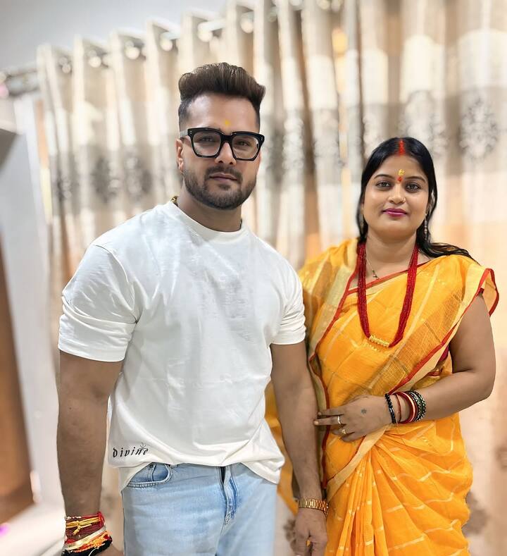 यहां येलो कलर की साड़ी के साथ चंदा ने रेड कलर का नेकलेस पेयर किया है. उनके साथ खेसारी लाल भी पोज देते नजर आ रहे हैं.