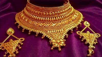 अमेरिकेचे अध्यक्ष डोनाल्ड ट्रम्प यांनी विविध देशांवर टॅरिफ लादल्यानं अनिश्चितता वाढली आहे. 31 डिसेंबरला 24 कॅरेट सोन्याचा दर 75 हजारांच्या दरम्यान होता. तो सध्या 1 लाख 20 हजारांच्या जवळ पोहोचला आहे.