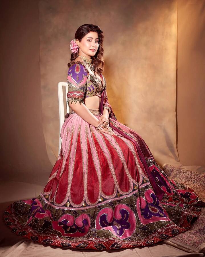 हिना खान ने अपने लेटेस्ट फोटोशूट ये कुछ बेहद खूबसूरत तस्वीरें इंस्टाग्राम अकाउंट पर शेयर की हैं. जो अब तेजी से वायरल हो रही हैं.