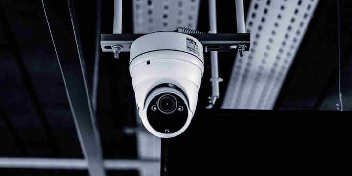 Ordinary CCTV cameras require Wi-Fi or LAN connection while SIM cameras run on mobile networks. This means that they can be installed anywhere, whether it is a farm, far-flung area or temporary setup. This technique also ensures security at places where wired internet is not available.