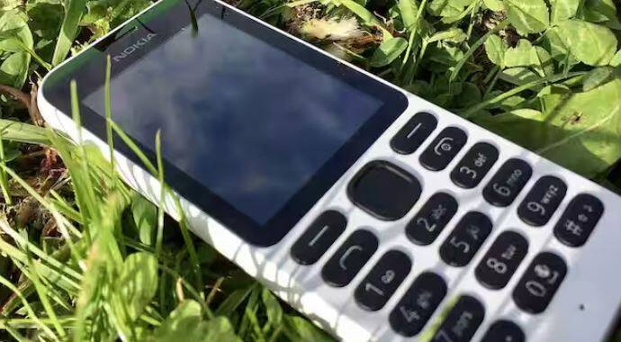 ਨੋਕੀਆ ਦਾ 105 ਮਾਡਲ ਹਮੇਸ਼ਾ ਤੋਂ ਆਪਣੇ ਬਜਟ ਅਤੇ ਟਿਕਾਊ ਫੋਨਾਂ ਲਈ ਜਾਣਿਆ ਜਾਂਦਾ ਰਿਹਾ ਹੈ। ਇਸਦੀ ਕੀਮਤ ਲਗਭਗ ₹1,200-₹1,400 ਹੈ। ਇਸ ਵਿੱਚ 1.8-ਇੰਚ ਡਿਸਪਲੇਅ, FM ਰੇਡੀਓ, ਡਿਊਲ-ਸਿਮ ਸਪੋਰਟ, ਅਤੇ ਲੰਬੇ ਸਮੇਂ ਤੱਕ ਚੱਲਣ ਵਾਲੀ 800 mAh ਬੈਟਰੀ ਹੈ। ਇਹ ਫੋਨ ਆਪਣੀ ਸਾਦਗੀ ਅਤੇ ਲੰਬੀ ਬੈਟਰੀ ਲਾਈਫ ਲਈ ਪ੍ਰਸਿੱਧ ਹੈ।