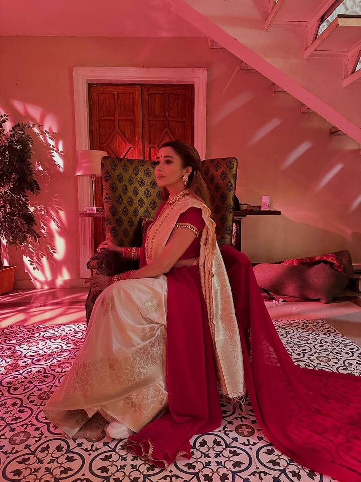 Tina complements her saree with a heavy kundan choker, intricate earrings, and a long layered gold necklace that adds depth to the look. The bold red glass bangles, coupled with gold-plated kadas, bring in a festive and emotional resonance—reminding one of bridal rituals and cultural rootedness.
