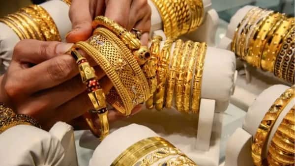 भारतात 85 टक्के सोनं आयात केलं जातं. रुपया कमजोर झाल्यानं परतावा वाढला आहे.टाटा म्युच्युअल फंडच्या अंदाजानुसार येत्या काळात शॉर्ट टर्ममध्ये सोनं 3500 ते 4000 डॉलर प्रति औंसच्या दरम्यान राहू शकतं.