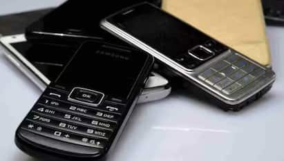 Cheapest Phone: ਅੱਜਕੱਲ੍ਹ ਸਮਾਰਟਫੋਨ ਇੱਕ ਜ਼ਰੂਰਤ ਬਣ ਗਏ ਹਨ। ਹਾਲਾਂਕਿ, ਹਰ ਕੋਈ ਮਹਿੰਗੇ ਫੋਨ ਨਹੀਂ ਖਰੀਦ ਸਕਦਾ। ਇਸ ਲਈ, ਕਿਫਾਇਤੀ ਅਤੇ ਬਜਟ-ਅਨੁਕੂਲ ਫੋਨ ਬਾਜ਼ਾਰ ਵਿੱਚ ਆਪਣੀ ਜਗ੍ਹਾ ਬਣਾ ਰਹੇ ਹਨ।