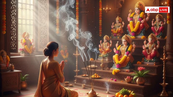 दैनिक पूजा में तीन अगरबत्तियां जलाना त्रिदेवों ब्रह्मा, विष्णु, महेश और त्रिदेवी सरस्वती, लक्ष्मी, पार्वती के प्रति श्रद्धा का प्रतीक है, जो घर में सकारात्मकता और सुख-शांति लाता है. यह घर में एकाग्रता बढ़ाने और तनाव कम करने में भी मदद करता है.