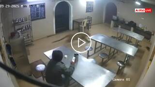 Video: रियल टॉम एंड जेरी! बिल्ली को पकड़ने कैंटीन में घुसा तेंदुआ, डरकर भागे लोग, देखें वीडियो