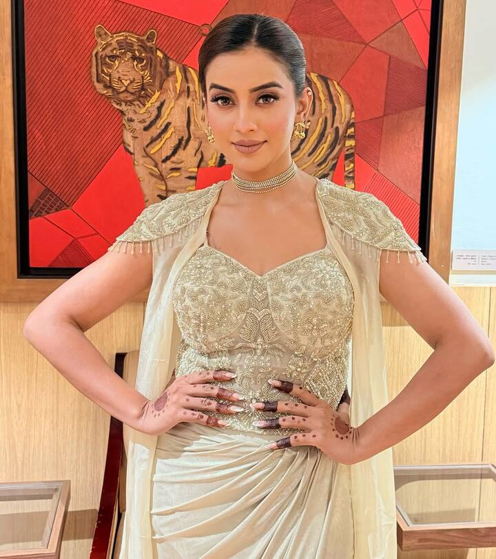 अक्षरा ने अपने लुक को और रॉयल बनाने के लिए केप स्टाइल दुपट्टा कैरी किया है. कंधों से झूलता हुआ यह केप दुपट्टा न केवल आउटफिट में क्वीन टच जोड़ता है बल्कि बहुत ही रिफाइंड लुक भी दे रहा है. इस करवा चौथ पर अगर आप हल्के लेकिन स्टाइलिश तरीके से ड्रेस अप होना चाहती हैं तो यह एक बढ़िया आइडिया है।