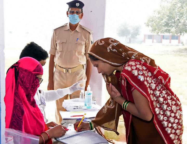 बिहार की 243 विधानसभा सीटों पर होने वाले चुनाव के लिए 1350 आदर्श पोलिंग स्टेशन होंगे. बिहार चुनाव के लिए 250 पोलिंग स्टेशन पर घुड़सवार पुलिस और 197 पोलिंग स्टेशन पर बोट के जरिए नजर रखी जाएगी.