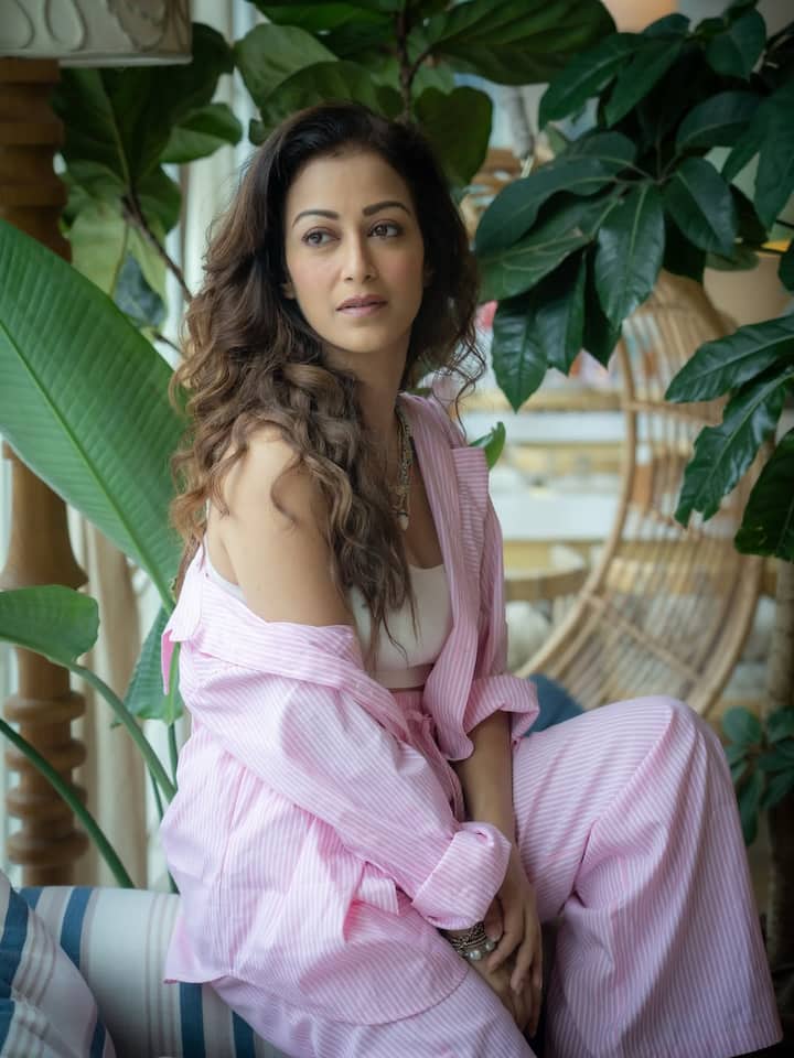 Sunayna is currently playing the role of Anjali Tarak Mehta in TV's popular comedy show Taarak Mehta Ka Ooltah Chashma. She has come in this role in 2020 instead of Neha Mehta.
