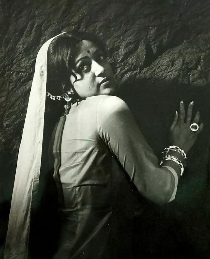 हेमा मालिनी को यूं ही ड्रीम गर्ल नहीं कहा जाता है. वो अपनी खूबसूरती और अदाकारी से लाखों दिलों पर राज करती थीं. आम लोगों को छोड़ दो बॉलीवुड के कई स्टार्स भी उन पर फिदा थे.