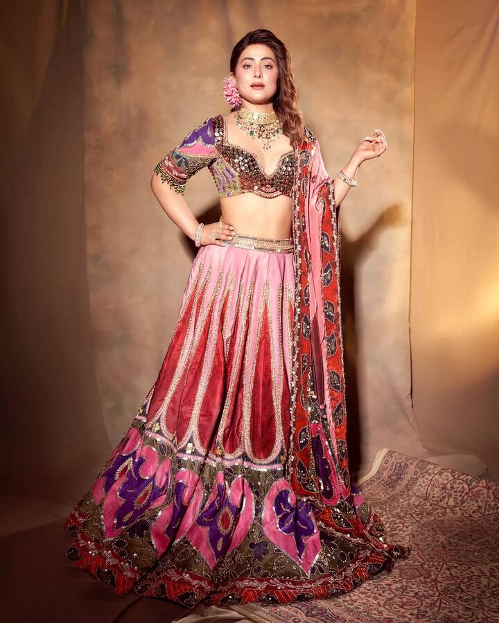 हाल ही में शो में टीवी की आनंदी यानि अविका गौर ने मिलिंद चंदवानी से शादी की है. हिना का ये लुक उनकी शादी के फंक्शन का ही है.