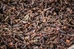 Cloves: नितळ त्वचेसाठी आणि घनदाट केसांसाठी लवंगाचं जादुई पाणी!