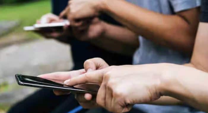 ਜੇਕਰ ਤੁਸੀਂ ਬਜਟ ਵਿੱਚ ਹੋ ਜਾਂ ਸਿਰਫ਼ ਕਾਲਿੰਗ ਅਤੇ ਮੈਸੇਜਿੰਗ ਲਈ ਫ਼ੋਨ ਚਾਹੁੰਦੇ ਹੋ, ਤਾਂ ਇਹ ਦੁਨੀਆ ਦੇ ਸਭ ਤੋਂ ਸਸਤੇ ਫ਼ੋਨ ਤੁਹਾਡੇ ਲਈ ਸੰਪੂਰਨ ਵਿਕਲਪ ਹਨ। ਇਹ ਫ਼ੋਨ ਘੱਟ ਕੀਮਤ 'ਤੇ ਭਰੋਸੇਯੋਗ ਅਤੇ ਟਿਕਾਊ ਵਿਕਲਪ ਪੇਸ਼ ਕਰਦੇ ਹਨ। ਭਾਵੇਂ ਇਹ ਬਜ਼ੁਰਗ ਹੋਣ ਜਾਂ ਬੱਚੇ, ਇਹ ਫ਼ੋਨ ਹਰ ਕਿਸੇ ਲਈ ਵਰਤਣ ਵਿੱਚ ਆਸਾਨ ਅਤੇ ਸੁਵਿਧਾਜਨਕ ਹਨ।