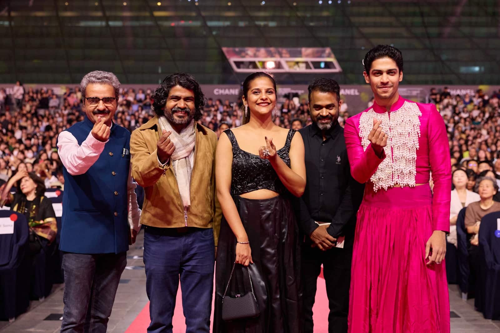 If on a Winter's Night Movie Review: महानगरं आणि तिथल्या घडल्या-बिघडल्या नात्यांची गोष्ट - खिडकी गाव (2025)