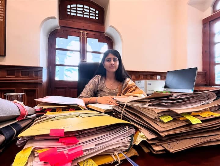 अंबिका ने यूपीएससी 2022 परीक्षा में 164वीं रैंक हासिल की थी. ये सफलता उन्हें अपने तीसरे प्रयास में मिली. उनका करियर दर्शाता है कि कठिनाइयों के बावजूद लक्ष्य प्राप्त किया जा सकता है.