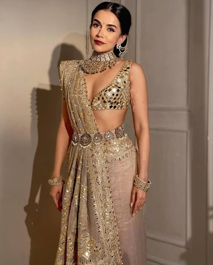 कोमल जब छोटी थीं तब वो टीचर बनना चाहती थीं. ऐसे में वो अक्सर अपनी मां का चश्मा और अपना दुपट्टा पहनती थी और छोटे भाई को पढ़ाया करती थीं.