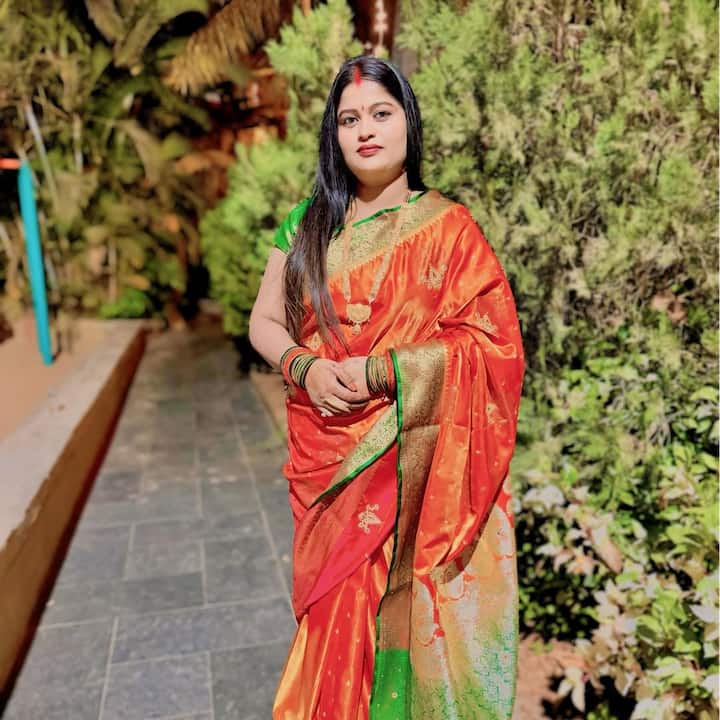 रेड कलर की बनारसी साड़ी पहने चंदा काफी अच्छी लग रही हैं. गोल्ड जूलरी और माथे पर सिंदूर लगीए उन्होंने अपना सोलह श्रंगार पूरा किया है.