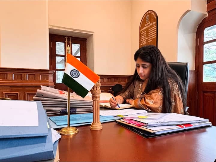 जम्मू-कश्मीर के श्रीनगर की रहने वाली अंबिका रैना IAS अधिकारी हैं. उनकी गिनती देश की तेज-तर्रार महिला आईएएस अधिकारियों में होती है.