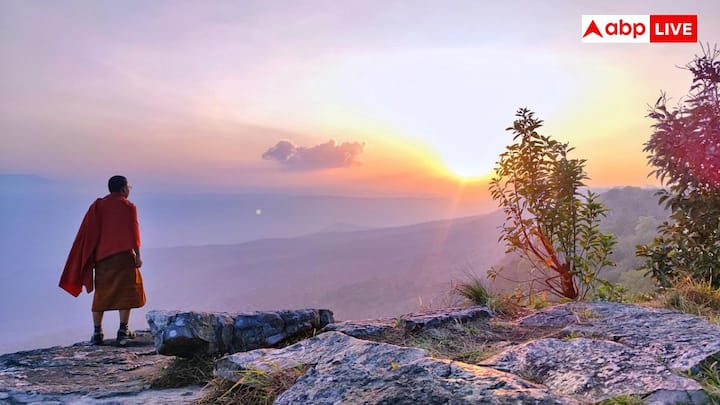 हिंदू परंपराओं में सूर्य को शक्तिशाली देवता के रूप में माना जाता है. लेकिन करवा चौथ के दौरान इसकी पूजा नहीं की जाती. ऐसा इसलिए क्योंकि यह व्रत सूर्योदय से शुरू होता है. अब क्योंकि व्रत पहले से ही उगते सूरज से जुड़ा है इसलिए सूर्यास्त के समय इसे तोड़ना इस अनुष्ठान से उल्टा हो जाएगा.