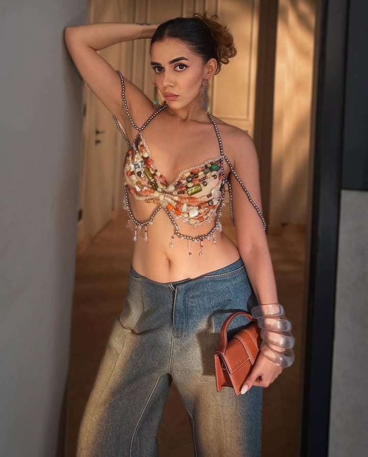 कोमल पांडे नई दिल्ली की रहने वाली हैं. उनका जन्म 18 जून 1994 को हुआ था.