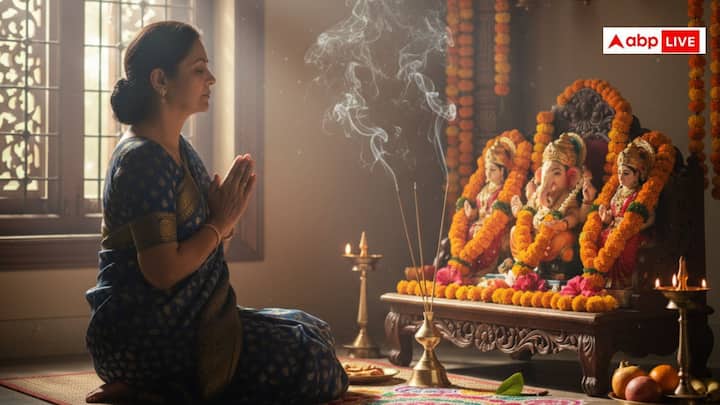 दैनिक पूजा-पाठ में अगरबत्ती जलाना शुभ माना जाता है, क्योंकि इससे घर में सकारात्मक ऊर्जा आती है, मन शांत होता है और सुख-समृद्धि बनी रहती है. इसे ईश्वर तक अपनी बात पहुंचाने का एक तरीका भी माना जाता है. यह मां लक्ष्मी की कृपा को आकर्षित करती है और घर में सुख-समृद्धि लाती है. अगरबत्ती की सुगंध से मन शांत होता है, जिससे ध्यान केंद्रित करने में मदद मिलती है.